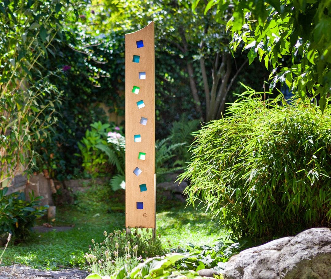 Gartenskulptur aus Holz und Glas. Gartendekoration als Unikate