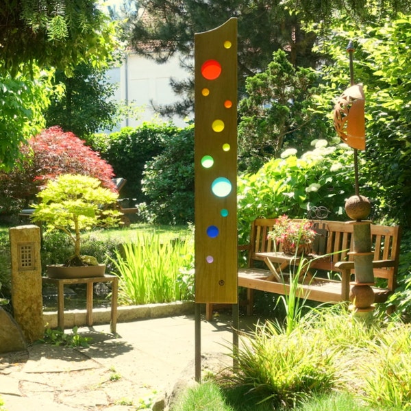 Sculpture de jardin en bois et verre. Les décorations de jardin sont uniques, faites à la main et résistantes aux intempéries.