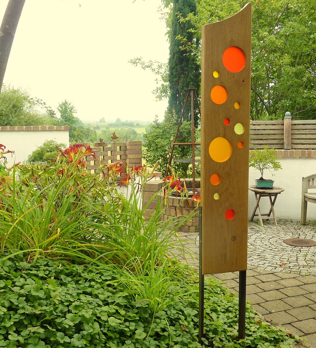 Gartenskulptur aus Holz und Glas. Gartendekoration als Unikate