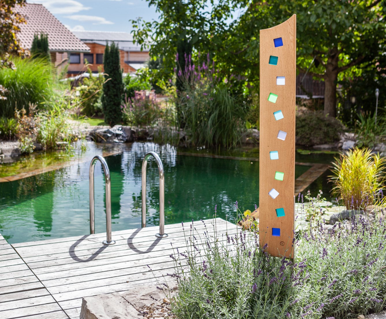 Gartenskulptur aus Holz und Glas. Gartendekoration als Unikate