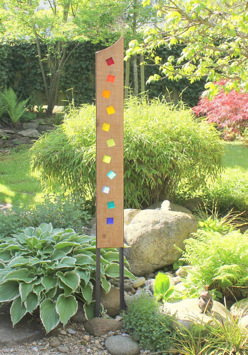 Gartenskulptur aus Holz und Glas. Gartendekoration als Unikate