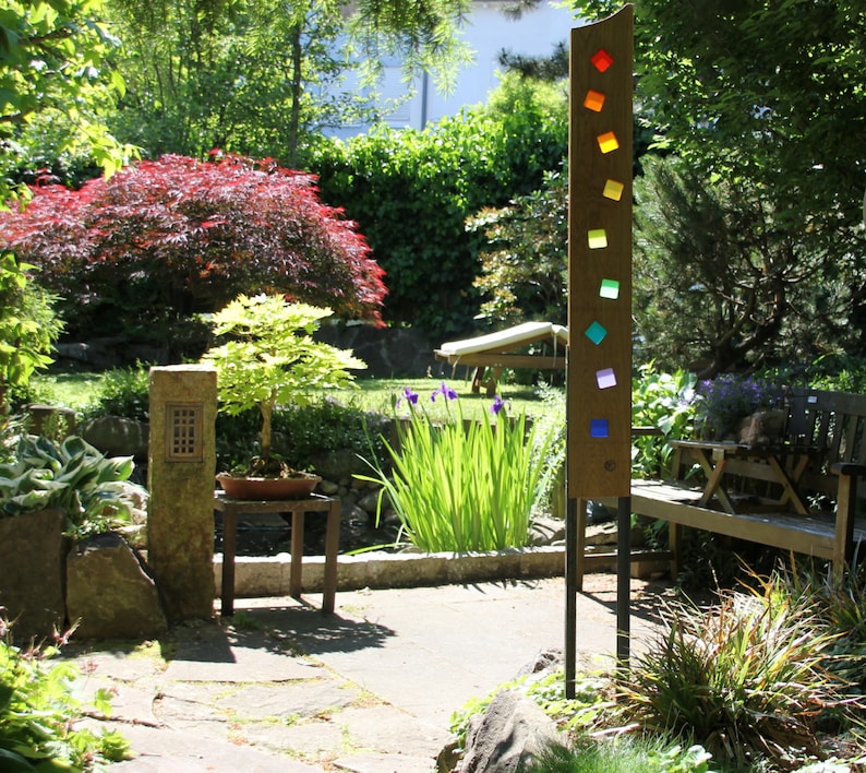 Gartenskulptur aus Holz und Glas. Gartendekoration als Unikate handgemacht und wetterfest. Bild 2