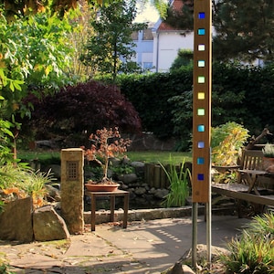 Tuinsculptuur gemaakt van hout en glas. Tuindecoraties zijn uniek, handgemaakt en weerbestendig.