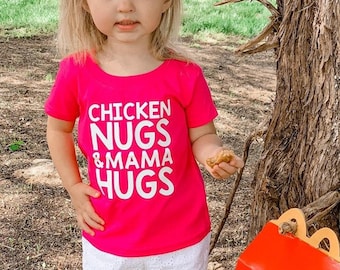 Koszulka dla maluchów Chicken Nugs & Mama's Hugs | Zabawna koszulka dla dzieci