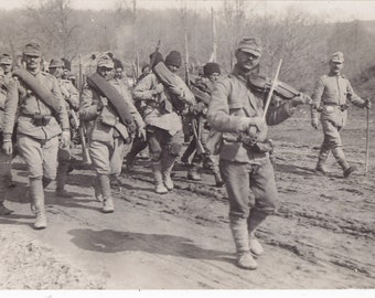 Vintage Pressefoto Erster Wortkrieg, Soldaten auf dem Weg zur Front WWI, Kriegsfoto, altes Vintage Foto, französische Armeen, altes Foto