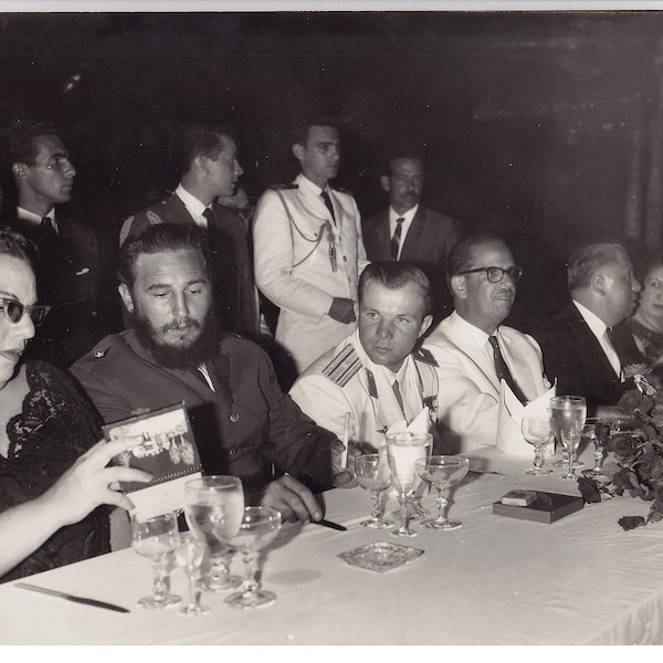 Gestempeltes Korda Foto, Fidel Castro und Yuri Gagarin, Pressefoto Fidel Castro, Vintage historisches Foto, Wandkunst, Silbergelatineabzug