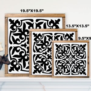 Puede incluir: Tres obras de arte murales enmarcadas con un dise&ntilde;o floral en blanco y negro. La m&aacute;s grande mide 49.5 cm x 49.5 cm, la del medio 34.3 cm x 34.3 cm y la m&aacute;s peque&ntilde;a 24.1 cm x 24.1 cm. Cada pieza tiene un marco de madera r&uacute;stica.