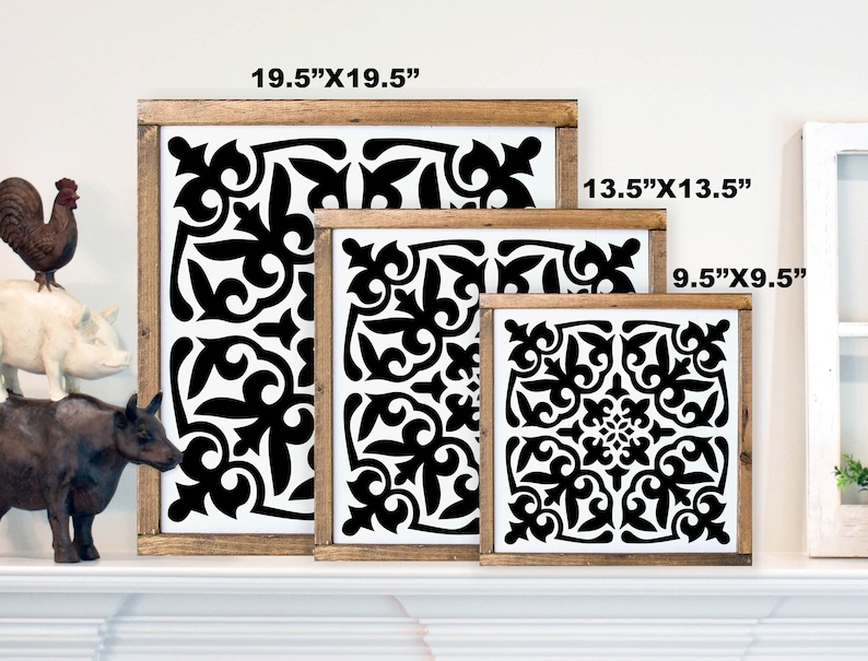 Puede incluir: Tres obras de arte murales enmarcadas con un dise&ntilde;o floral en blanco y negro. La m&aacute;s grande mide 49.5 cm x 49.5 cm, la del medio 34.3 cm x 34.3 cm y la m&aacute;s peque&ntilde;a 24.1 cm x 24.1 cm. Cada pieza tiene un marco de madera r&uacute;stica.
