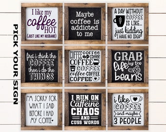 Puede incluir: Nueve letreros enmarcados con temas de café y citas en blanco y negro. Los letreros están en marcos de madera y están dispuestos en una cuadrícula de 3x3. Las citas incluyen frases como "Me gusta mi café caliente" y "Agarra la vida por los frijoles".
