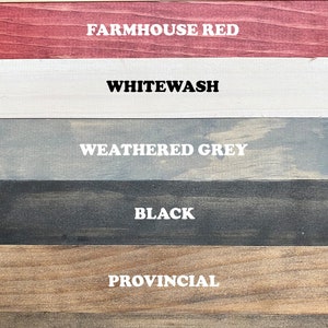 Puede incluir: Primer plano de siete tablones de madera, cada uno pintado de un color diferente. Los colores incluyen natural, rojo granja, blanqueado, gris envejecido, negro, provincial y nogal oscuro. Cada tabl&oacute;n tiene el nombre del color impreso en blanco.