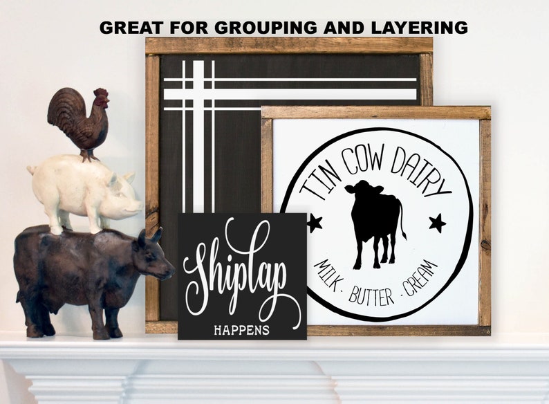 Puede incluir: Decoraci&oacute;n de estilo r&uacute;stico con un gallo marr&oacute;n sobre un cerdo blanco, que est&aacute; sobre una figura de vaca marr&oacute;n oscuro. Hay tres letreros de madera con texto y dise&ntilde;os blancos, incluyendo "ShipLap HAPPENS" y "TIN COW DAIRY".
