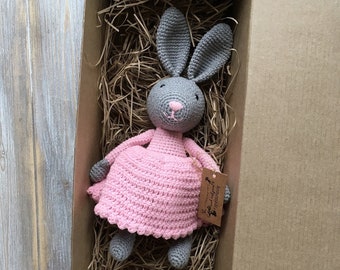 Lapin en tricot - Poupée d'intérieur - Beau lapin en robe rose - Poupée en tricot - Décoration de chambre d'enfant