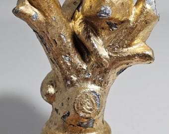 Vintage wasbeertopper: bosdecor van verweerd goudgegoten metaal