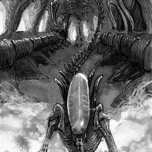 以下が含まれることがあります： 黒と白のインクで描かれた、長い分節された尾を持つエイリアンの生き物の絵。エイリアンは、骨格構造のある暗い洞窟のような空間に立っている。