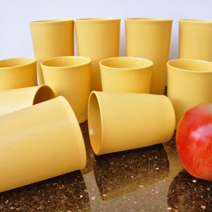 Set of 11 Tupperware Tumblers | (6) 6oz Tumblers ans (5) 12oz Tumblers Included | Vintage 1970's Tupperware | Camping Drinkware | Midcentury bild 1