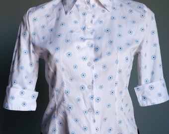 Pretty vintage 1970s crisp white cotton blouse with blue floral print