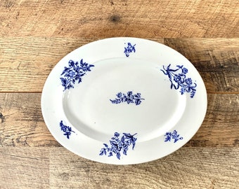 Plateau ancien à charbon : objets en transfert à motif floral bleu, vers 1890