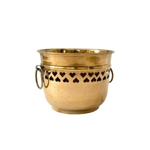 ハートの切り抜きとハンドルが付いたヴィンテージ真鍮プランター