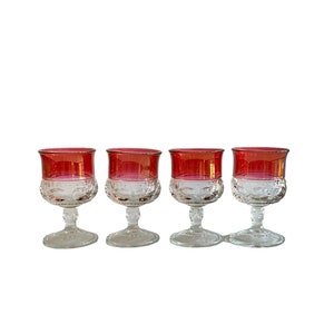 Puede incluir: Juego de cuatro copas de vino con tallo de vidrio transparente con base de color rojo rubí. Las copas tienen un diseño texturizado.