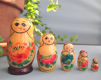 Small 5 Piece Matryoshka, Russian Nesting Dolls, Vintage USSR 1980s ~ FREE SHIPPING! Friendly faces, red, blue, green floral design