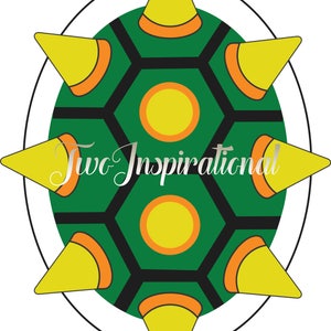 Puede incluir: Un caparazón de tortuga verde con líneas negras y púas amarillas. El caparazón tiene seis círculos amarillos en el interior. El texto "Two Inspirational" está escrito en cursiva en el caparazón.