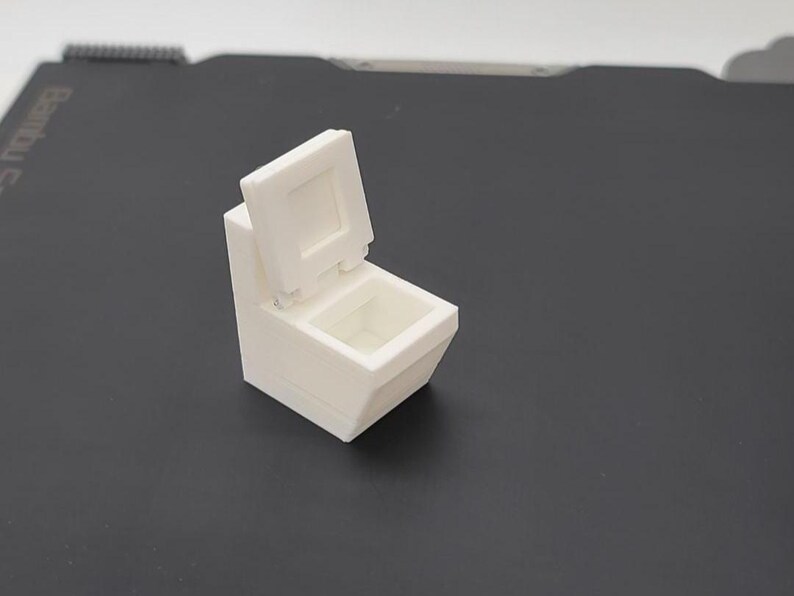 1:24 Modern badrumstoalett med fungerande gångjärnsförsedd sits 3D-skrivare digital fil bild 2