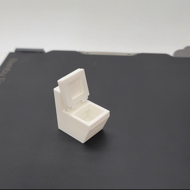 1:24 Modern badrumstoalett med fungerande gångjärnsförsedd sits 3D-skrivare digital fil bild 5