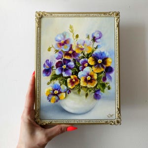 Buquê de amores-perfeitos em vaso, pintura a óleo original, arte de parede emoldurada, moldura de metal vintage, flores pintadas à mão, galeria de parede, decoração para casa, presente, belas artes