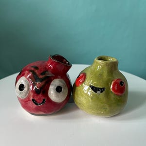 Jarrón de cerámica con extrañas manchas