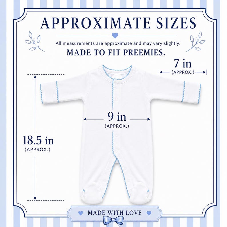 Peut inclure: Une grenouill&egrave;re blanche &agrave; manches longues avec une bordure festonn&eacute;e bleu clair. Le texte indique APPROXIMATE SIZES, MADE TO FIT PREEMIES et MADE WITH LOVE. Les dimensions indiqu&eacute;es sont 18,5 pouces de longueur, 9 pouces de largeur et 7 pouces.