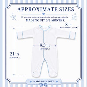 Peut inclure: Une grenouill&egrave;re blanche &agrave; manches longues avec bordure bleu clair. Le texte indique : APPROXIMATE SIZES, MADE TO FIT 0/3 MONTHS, MADE WITH LOVE. Les dimensions indiqu&eacute;es sont 21 pouces de longueur, 9,5 pouces de largeur et 8 pouces de manche.