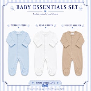 Peut inclure: Un ensemble de v&ecirc;tements pour b&eacute;b&eacute; comprenant trois grenouill&egrave;res &agrave; manches longues et pieds ferm&eacute;s en bleu clair, blanc et beige. Le texte indique BABY ESSENTIALS SET, ZIPPER SLEEPER, SNAP SLEEPER, FOOTED SLEEPER et MADE WITH LOVE.