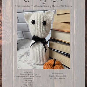 Pode incluir: Um gato fantasma de crochê branco com olhos pretos e um laço preto. O gato está sentado em uma pilha de livros e uma pequena abóbora de crochê laranja. O texto "Ghostly Cat" está no topo da imagem. O texto "A Crochet and 22-Pin Circular Knitting Machine PDF Pattern" está abaixo do título. O texto "Materials" está listado com uma lista de materiais necessários para fazer o gato. O texto "Finished Size" está listado com as dimensões do gato acabado.