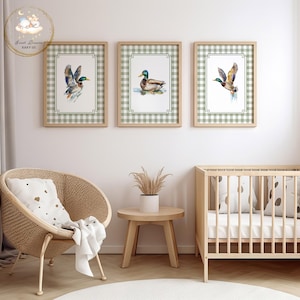 Pode incluir: Tr&ecirc;s impress&otilde;es emolduradas com uma borda de padr&atilde;o vichy verde e branco. Cada impress&atilde;o apresenta uma ilustra&ccedil;&atilde;o em aquarela de um pato. Uma impress&atilde;o mostra um pato em voo, enquanto as outras duas mostram patos nadando.