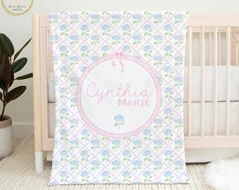 Manta floral para bebé, ropa de cuna con hortensias, ropa de cama floral para habitación infantil, manta personalizada para bebé, regalo para baby shower con lazo rosa para niña, Coquette Nursery