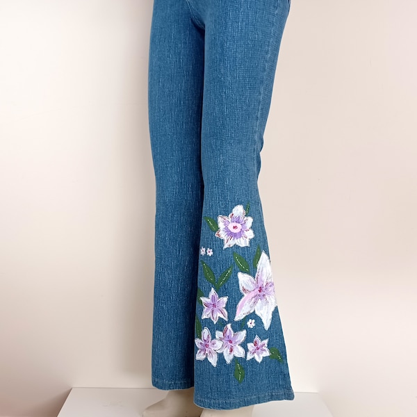 Jeans à fond cloche peints à la main avec fleurs roses, pantalons de jambe de bottes bleus peints à la main pour femmes, art floral de la nature, pantalons en denim faits à la main