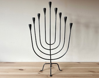 Menorá de Hanukkah de 66 cm de altura, hierro forjado, elegante diseño minimalista, festividad religiosa judía.
