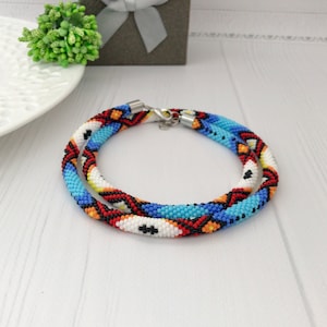 Collier de perles turquoise de style autochtone Longs bijoux colorés style traditionnel américain Choker bleu ethnique Collier de perles de graines de crochet