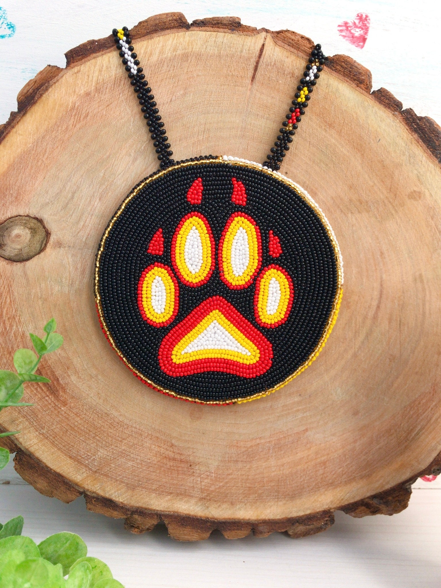 Медальон из бисера «Волчья лапа»: большое ожерелье в стиле