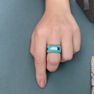 Anillo de plumas con cuentas turquesas, banda ancha tejida, estilo bohemio