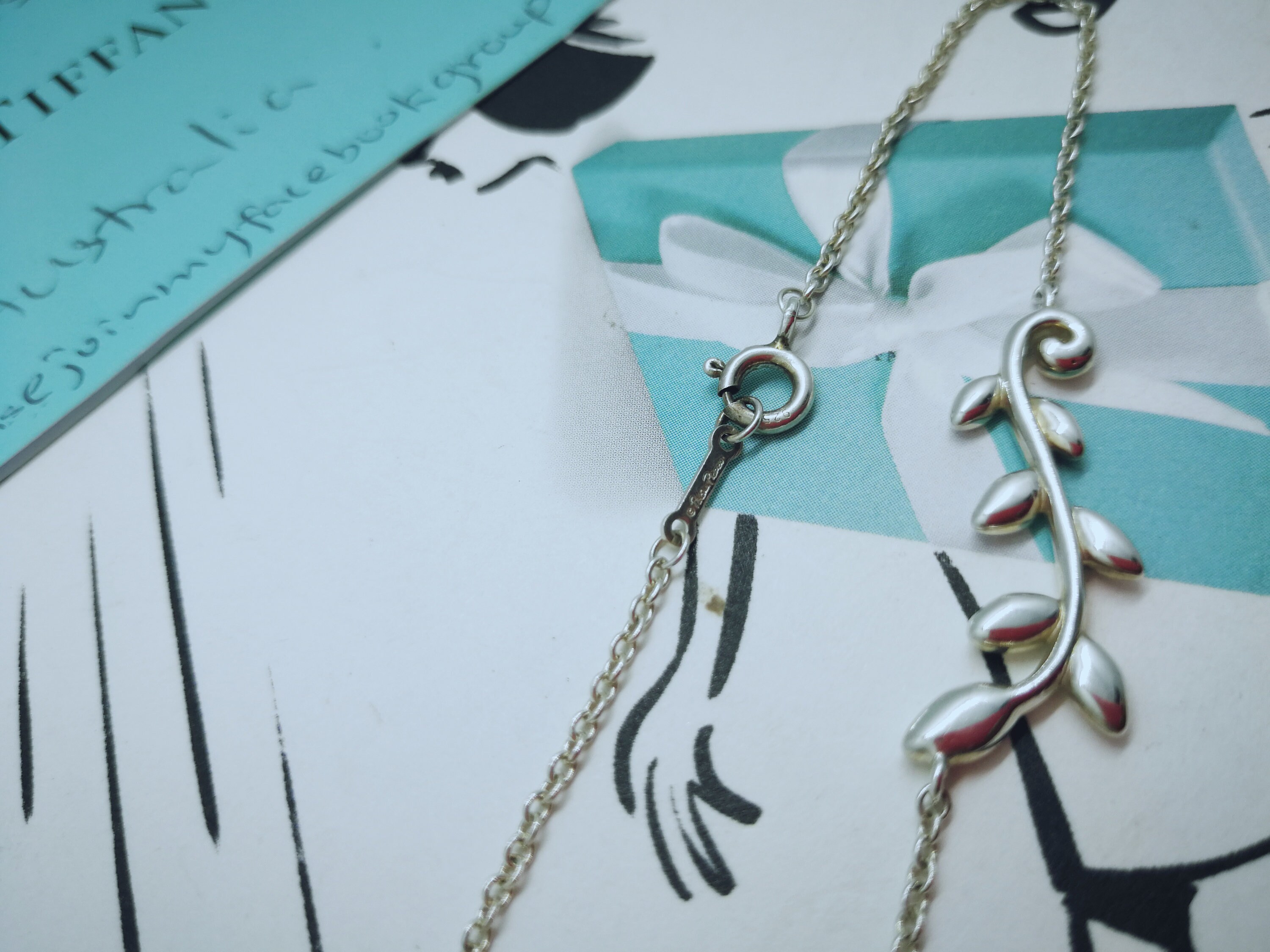 人気♪ Tiffany(ティファニー) Olive Leaf Vine Pendant(送料込) Paloma Picasso® Olive Leaf vine pendant in 18k gold