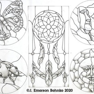 Op de afbeelding: Een zwart-witte lijntekening van een glas-in-loodraamontwerp met een vlinder, een lieveheersbeestje, een droomvanger en een zon. Het ontwerp bevat de tekst "C.J. Emerson Behnke 2020".