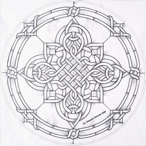 Puede incluir: Un dibujo en blanco y negro de un diseño de nudo celta. El diseño es circular y presenta un patrón complejo de líneas entrelazadas. El dibujo está firmado "C.J. Emerson Behnke 2020".