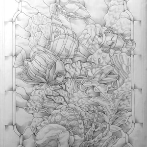 Peut inclure: Un dessin au crayon noir et blanc d'une scène sous-marine avec une tortue de mer, deux poissons, une pieuvre et du corail. Le dessin est encadré dans une bordure rectangulaire avec une signature en bas qui lit "J. Emerson Behnke 2017".