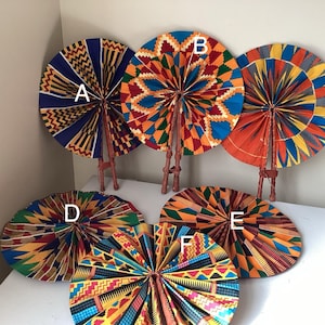 Classic hand held fan in Woodin print.