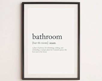 Puede incluir: Arte de pared imprimible en blanco y negro con la palabra "baño" definida como un lugar de privacidad para refrescarse, remojarse y relajarse. La definición también establece que es un lugar único para 5 minutos de paz y el mejor asiento de la casa.