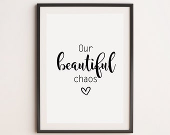 Puede incluir: Arte de pared imprimible en blanco y negro con el texto "Nuestro hermoso caos" y un pequeño símbolo de corazón.
