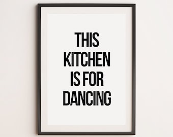 Puede incluir: Impresión enmarcada en blanco y negro con el texto "This kitchen is for dancing" sobre un fondo blanco.