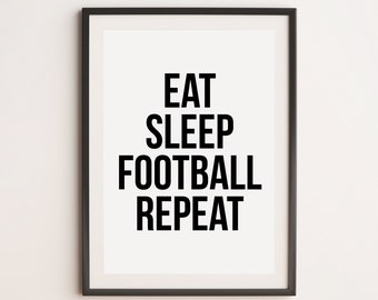 Puede incluir: Impresión enmarcada en negro con las palabras "EAT SLEEP FOOTBALL REPEAT" en negrita y mayúsculas negras sobre un fondo blanco. Un diseño sencillo y moderno para los aficionados al fútbol.