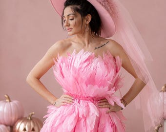 Trendiges pinkes Federminikleid für Halloween – Pinkes Hexenkleid für Damen – Puppenkostüm für Damen oder Märchen-Fotoshooting